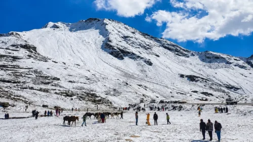 Manali travel guide featuring snow-capped Himalayan mountains, Solang Valley, Rohtang Pass, pine forests, and scenic landscapes in Himachal Pradesh, India